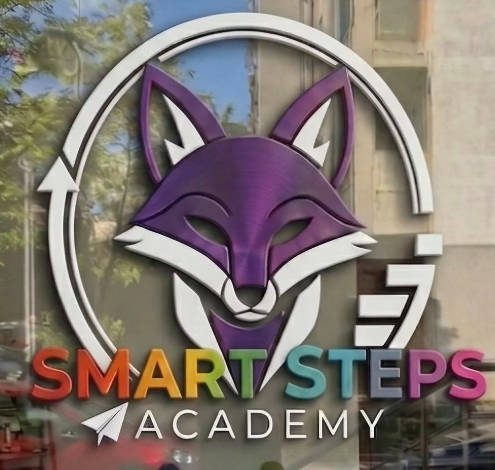 Логото на Smart Steps Academy — лилава лисица върху витрината на центъра във Варна