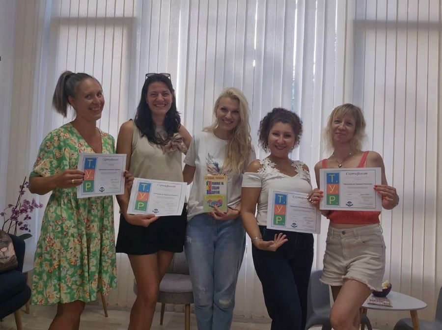 Участнички в обучение за родители със сертификати в ръце