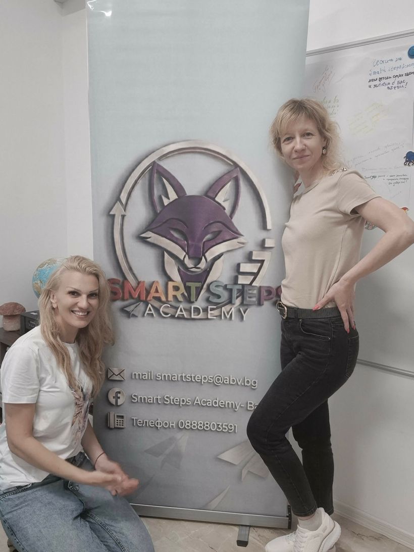 Цветелина Николова и Свилена Кьосева до банера с лисицата на Smart Steps Academy